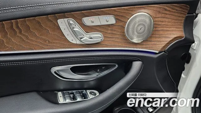 Mercedes-Benz E-Class 2023 thumb 10