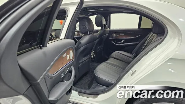 Mercedes-Benz E-Class 2023 thumb 7