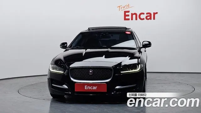 Jaguar XE 2015 thumb 6