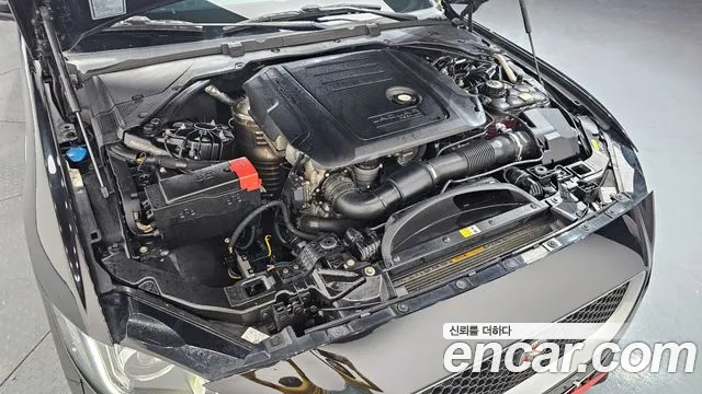 Jaguar XE 2015 thumb 12