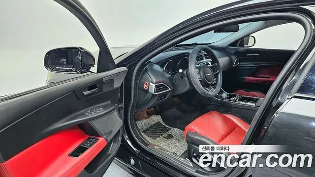 Jaguar XE 2015 thumb 9