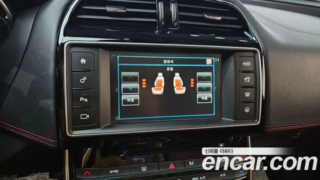 Jaguar XE 2015 thumb 11