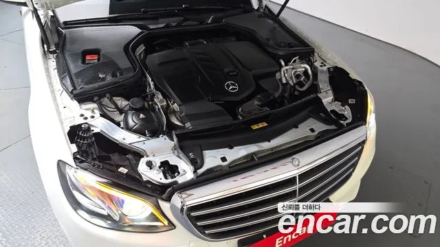 Mercedes-Benz E-Class 2017 thumb 10