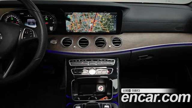 Mercedes-Benz E-Class 2017 thumb 11