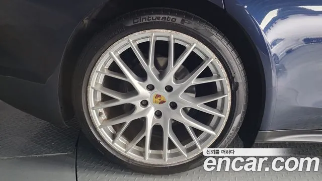 Porsche Panamera 2018 thumb 3