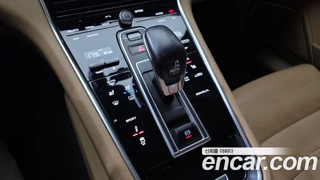 Porsche Panamera 2018 thumb 4