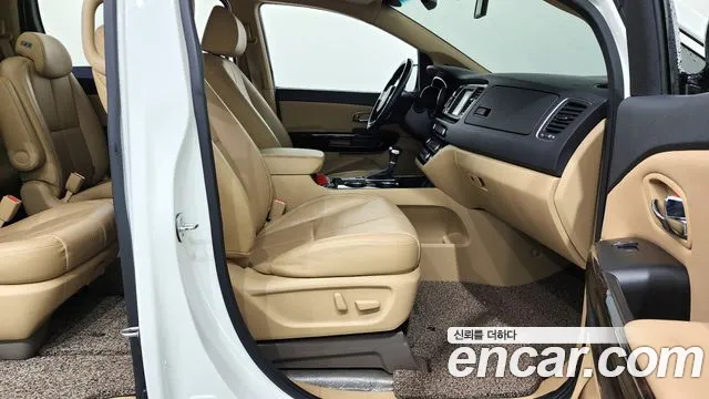 Kia Carnival 2018 thumb 3