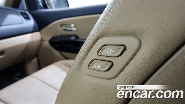 Kia Carnival 2018 thumb 10
