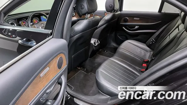 Mercedes-Benz E-Class 2017 thumb 8