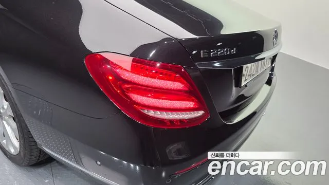Mercedes-Benz E-Class 2017 thumb 12