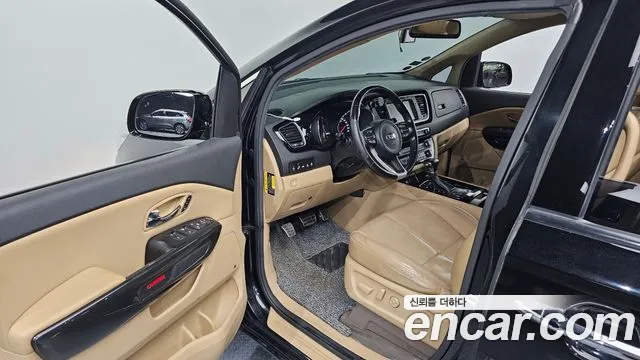 Kia Carnival 2016 thumb 10