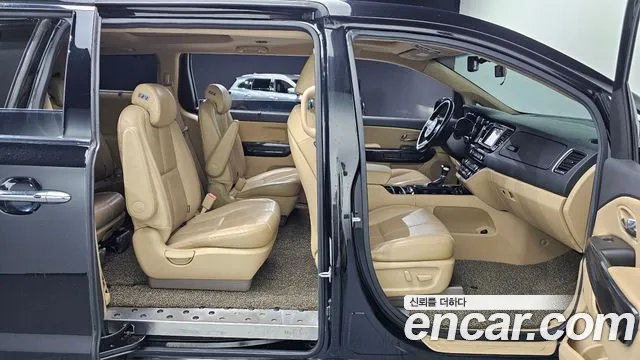 Kia Carnival 2016 thumb 11
