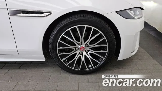 Jaguar XE 2020 thumb 12