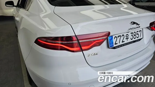 Jaguar XE 2020 thumb 4