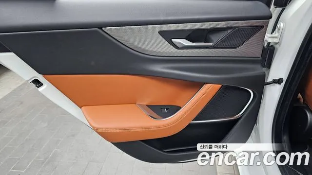 Jaguar XE 2020 thumb 2
