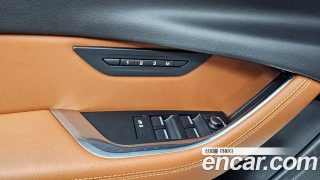 Jaguar XE 2020 thumb 11