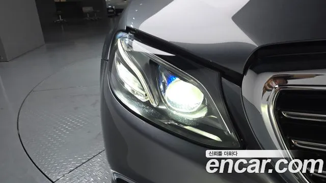Mercedes-Benz E-Class 2018 thumb 9