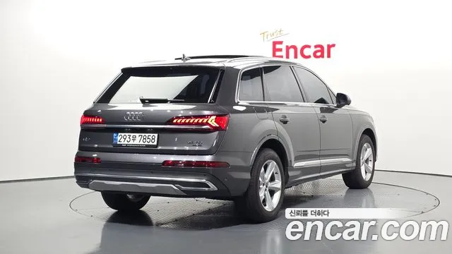 Audi Q7 2021 thumb 2