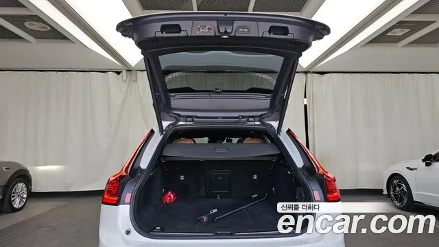 Volvo V90 Cross Country 2021 thumb 11