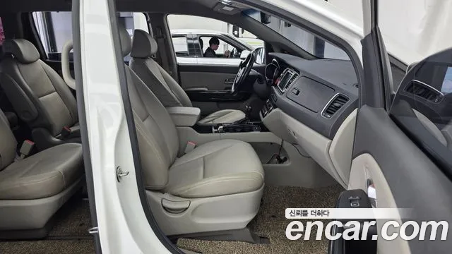 Kia Carnival 2014 thumb 3