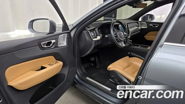 Volvo XC60 2018 thumb 3