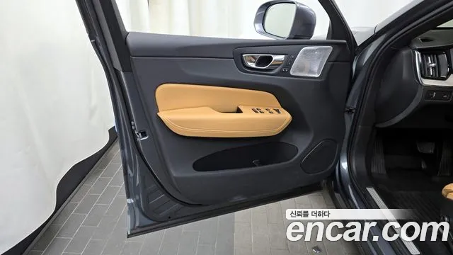 Volvo XC60 2018 thumb 11