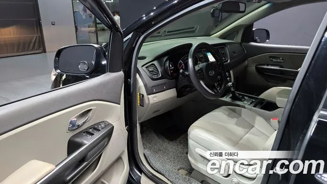 Kia Carnival 2017 thumb 11