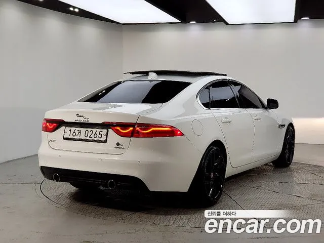 Jaguar XF 2016 thumb 6