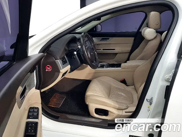 Jaguar XF 2016 thumb 8