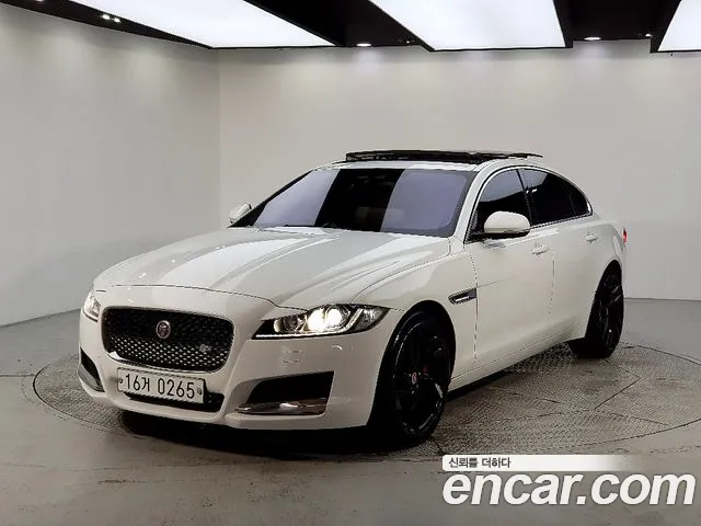 Jaguar XF 2016 thumb 11