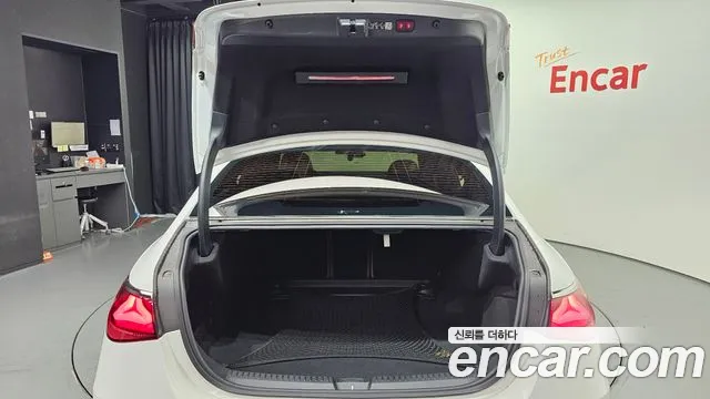 Mercedes-Benz E-Class 2024 thumb 8