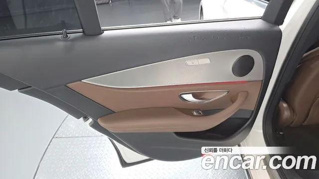 Mercedes-Benz E-Class 2018 thumb 3