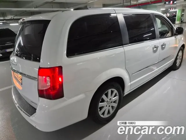 Chrysler Grand Voyager 2014 thumb 2