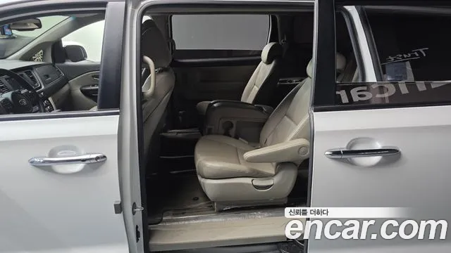 Kia Carnival 2019 thumb 11