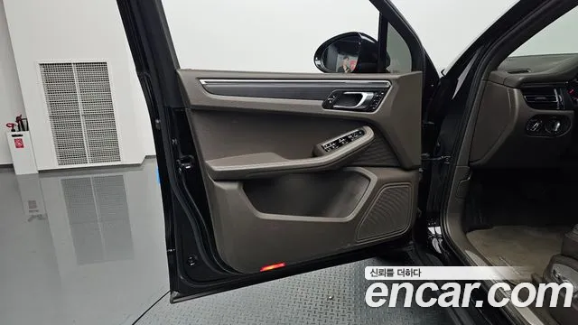 Porsche Macan 2019 thumb 4