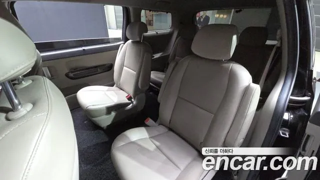 Kia Carnival 2015 thumb 10