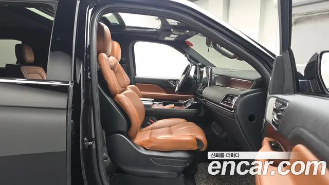 Lincoln Navigator 2021 thumb 4