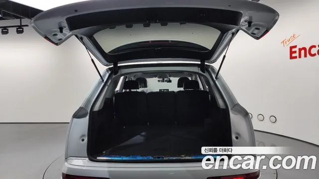 Audi Q7 2019 thumb 3