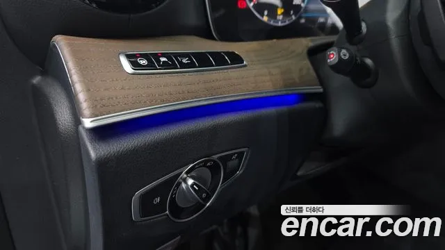 Mercedes-Benz E-Class 2020 thumb 12