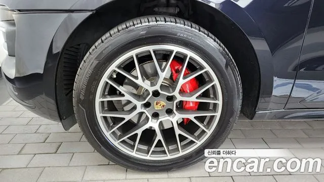 Porsche Macan 2015 thumb 3