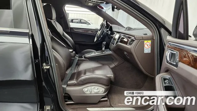 Porsche Macan 2015 thumb 9