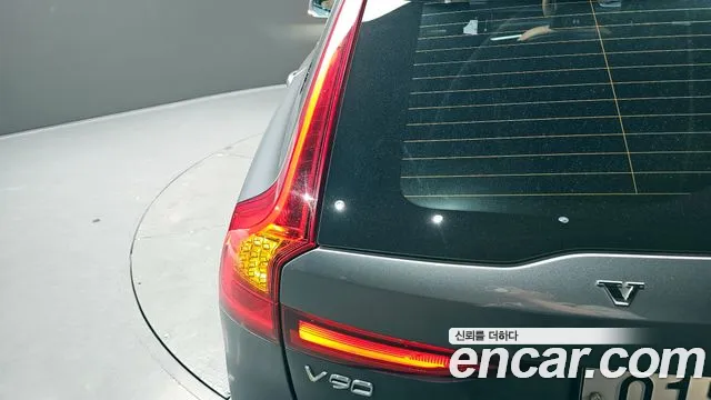 Volvo V90 Cross Country 2018 thumb 10