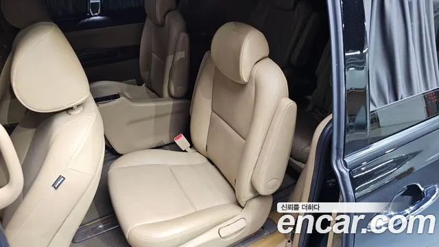 Kia Carnival 2015 thumb 8
