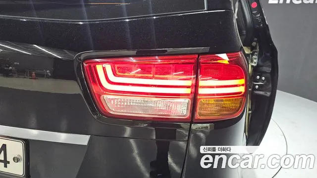 Kia Carnival 2015 thumb 11