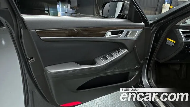 Genesis G80 2017 thumb 5