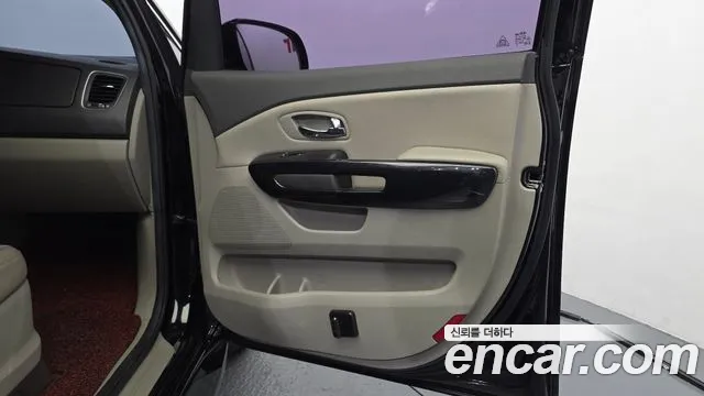 Kia Carnival 2017 thumb 8