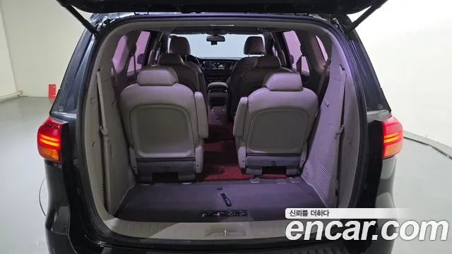Kia Carnival 2017 thumb 10