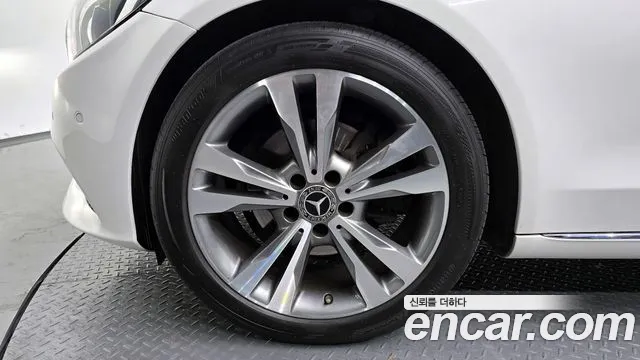 Mercedes-Benz C-Class 2018 thumb 12
