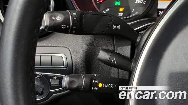 Mercedes-Benz C-Class 2018 thumb 8