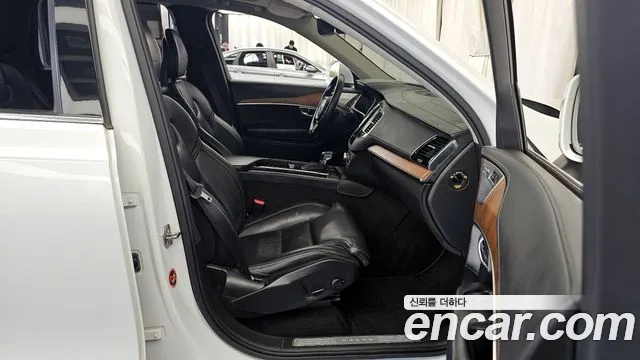 Volvo XC90 2017 thumb 10